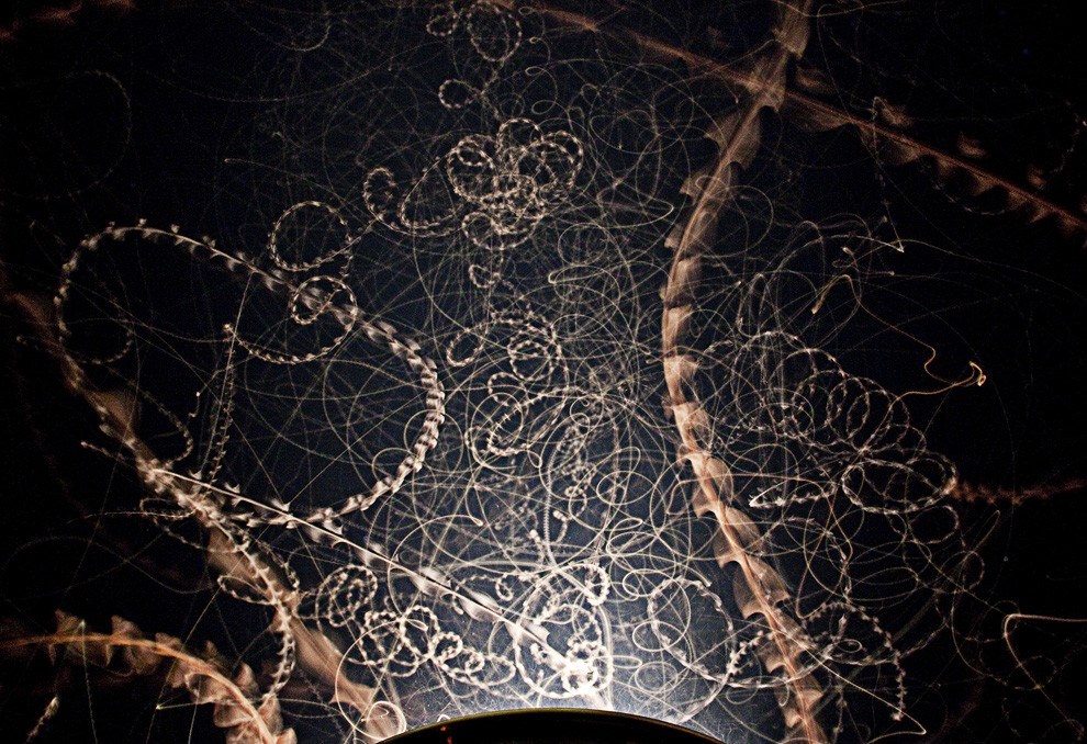 Zakon noćna time-lapse fotka moljaca i mušica pred svjetlom