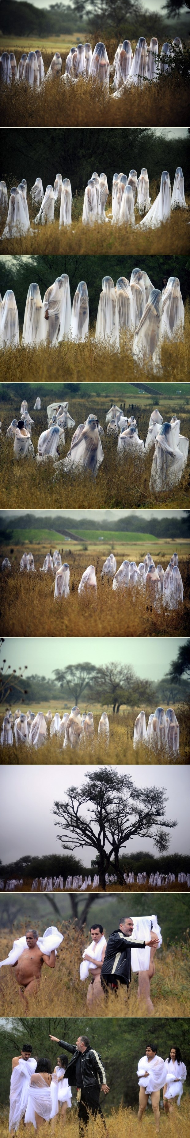 I to je umjetnost: Tunick i golaći obilježili Dan mrtvih