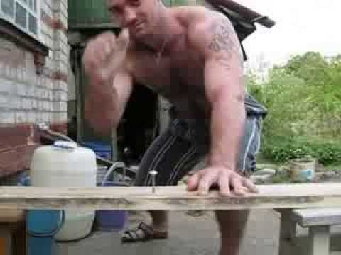 VIDEO: Golim rukama zakucava čavle!