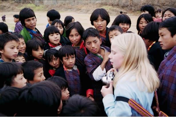 Djeca iz malog azijskog sela prvi put vide bijelu osobu