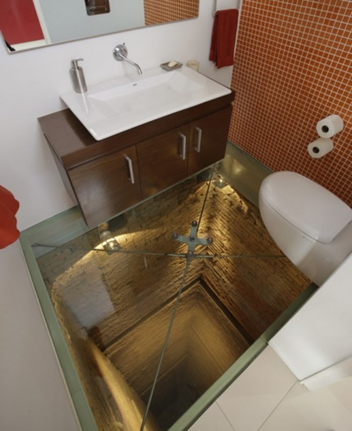 WC "da se usereš": Stakleni pod iznad jame