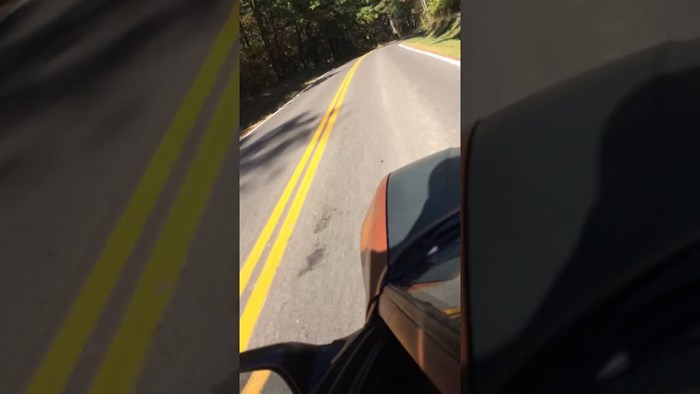 VIDEO Muškarac snimio vrlo glupu odluku: Automobil mu se pokvario, a onda je došla nizbrdica!