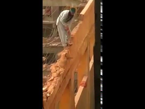 VIDEO: Apsolutni luđak ruši zid na kojem stoji