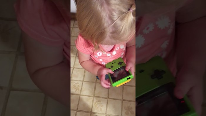 VIDEO Evo što se dogodilo kad su maloj djevojčici koja je navikla na igranje na mobitelu dali stari GameBoy!