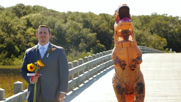 Mlada je odlučila iznenaditi svog budućeg muža i obući se u kostim T-Rexa - njegova je reakcija neprocjenjiva