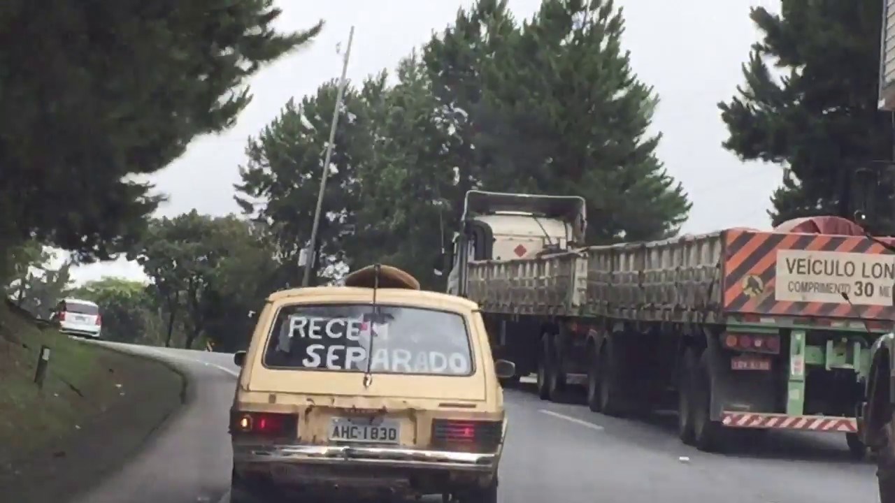 VIDEO Presretan se vozio cestom s natpisom da se upravo razveo od žene, pogledajte kako je pozdravljao ostale vozače!