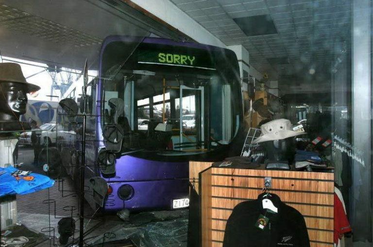 Vozač je znao što treba napisati nakon što se autobusom zabio u robnu kuću