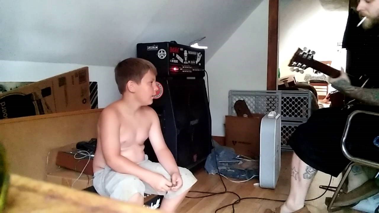 Devetogodišnji režeći klinac pokazao kako se pjeva death metal!