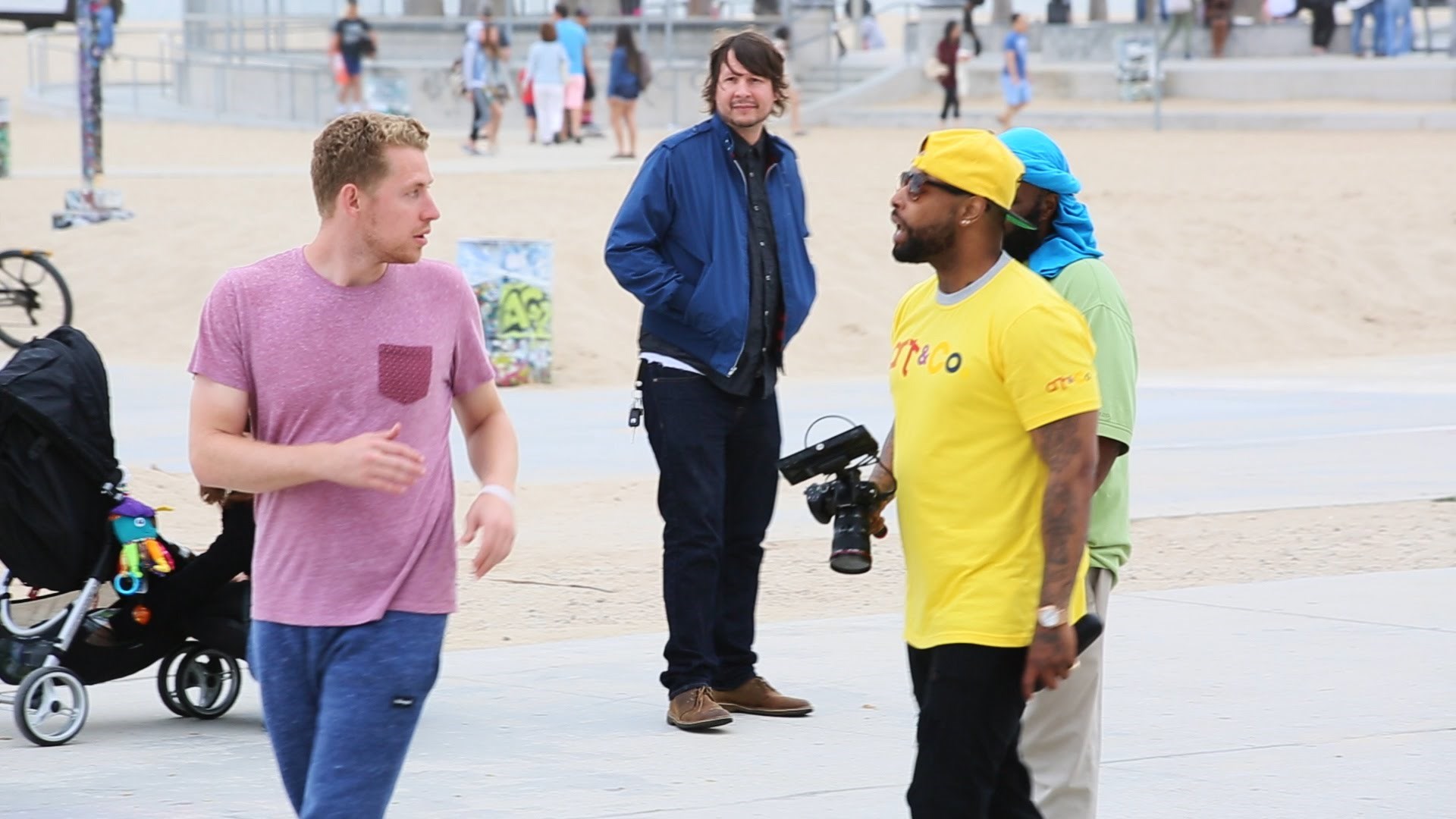 Zašto svi bulje u ovog čovjeka?