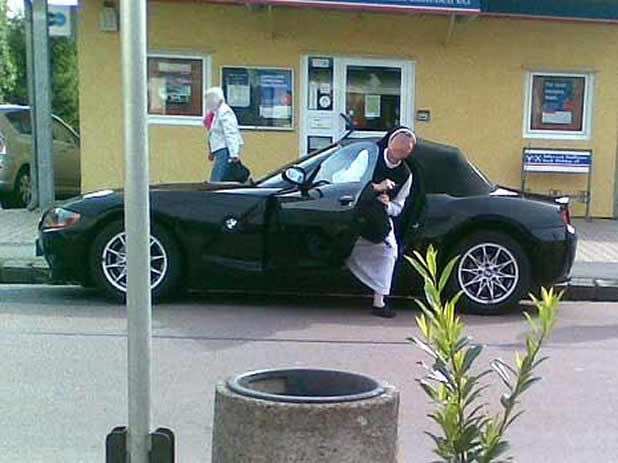 Dosta rada, svi u časne sestre!