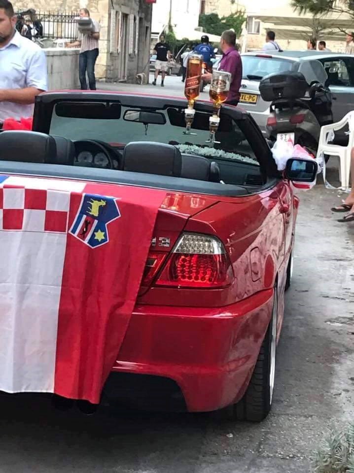 Ovaj je auto potpuno opremljen za svadbu i instant kaznu 