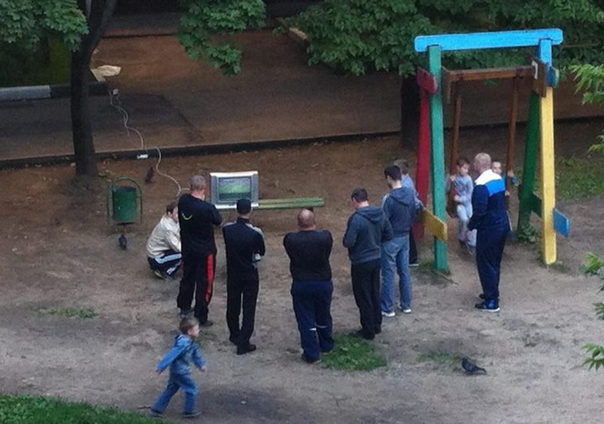 Tate i klinci u parkić "na nogomet"