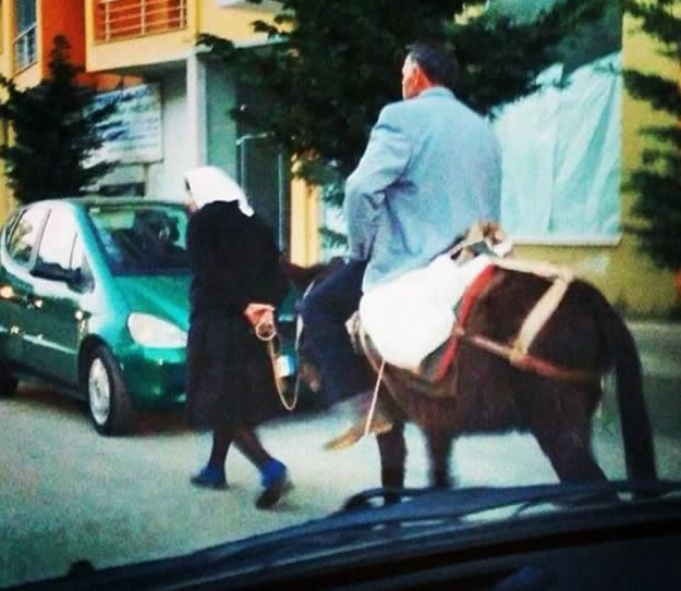 Zna se tko magarca vozi, a tko kapiju otvara