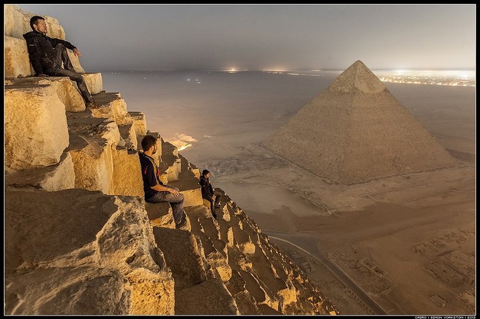 Pogled s piramide: Grad im je pod nogama