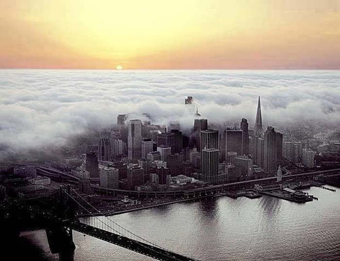 San Francisco pod oblacima i maglom tone u san