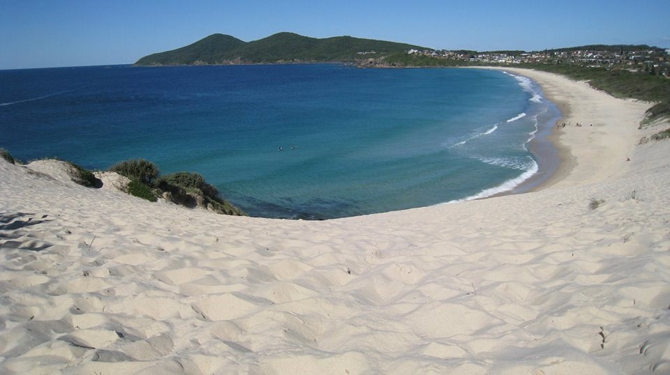 Rajska plaža - pijesak, more i zeleni obronci