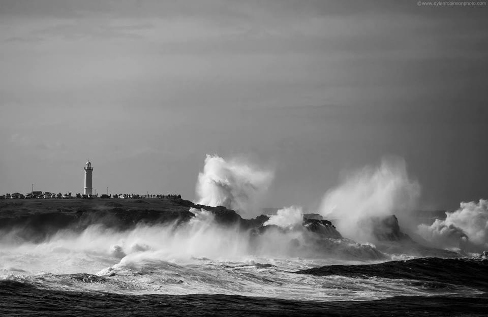 Divlje more "napada" stjenovitu obalu - Kiama, Australija