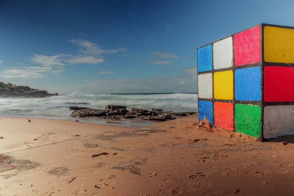Rubikova kocka na plaži - Maroubra Beach, Sydney, Australija