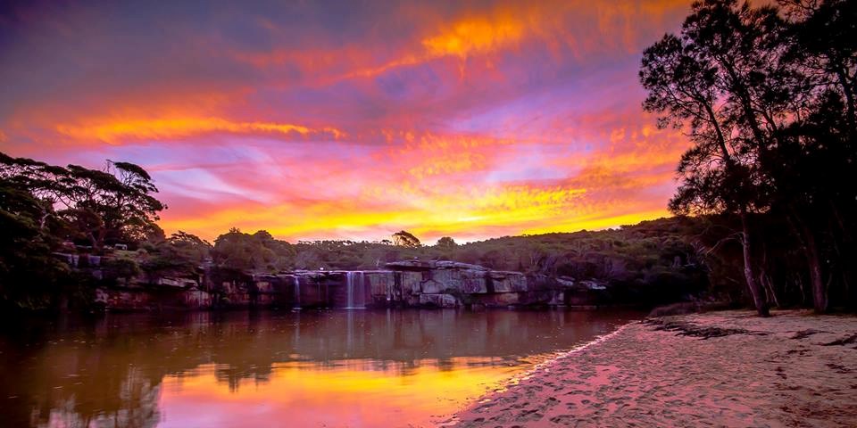Ružičasti suton nad slapovima - Wattamolla, Australija