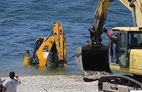 Prije par dana na plaži Banj je bager skliznuo i upao u more