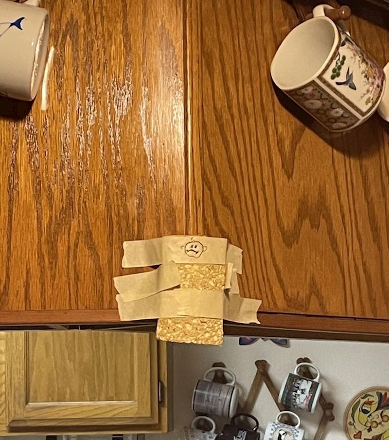 Baka često udari glavom u ovaj rub pa je djed ovako osigurao da se to više ne događa