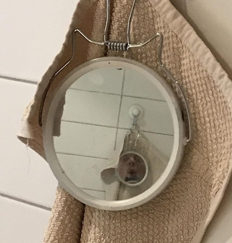 Kako je moguće da se lice ne vidi u ogledalu, ali vidi u refleksiji ogledala?