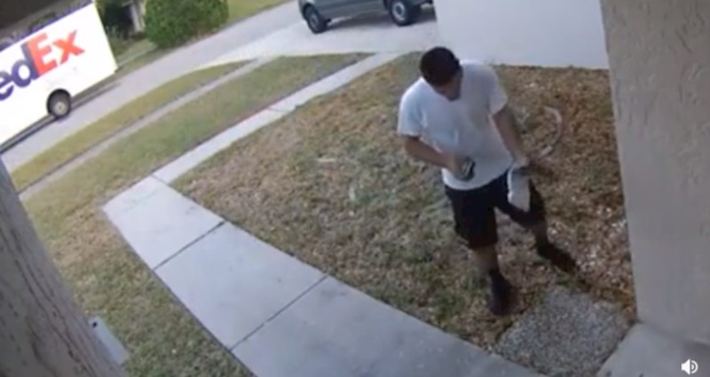 Tip je iz fore stavio znak ljudima da šetaju po travi kad prilaze kući, dostavljač ga je oduševio