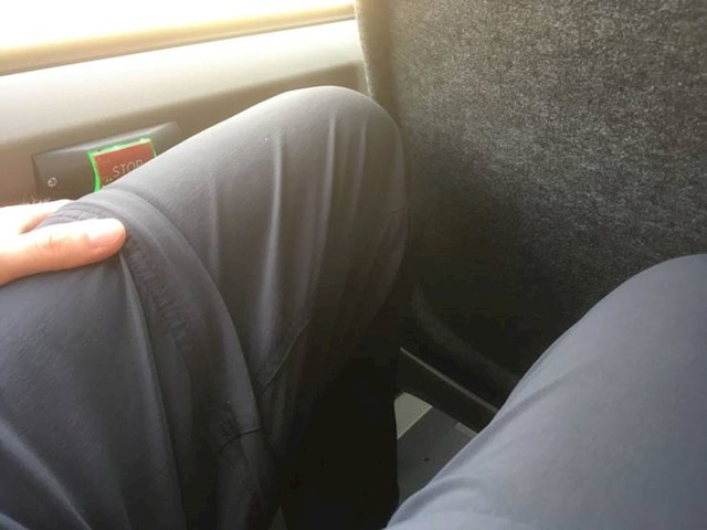 U ovom autobusu gumb za stop je točno gdje nasloniš koljeno tako da stalno svira stop, a ljudi ne trebaju izaći