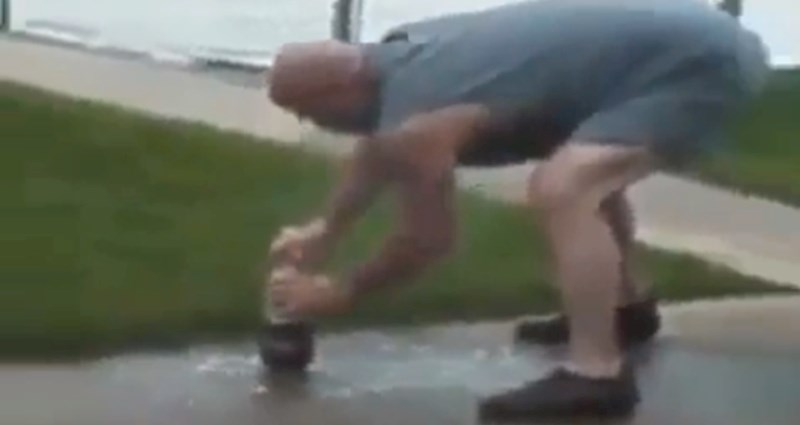 Tip je ubacio mentos u Coca Colu, pogledajte video do kraja