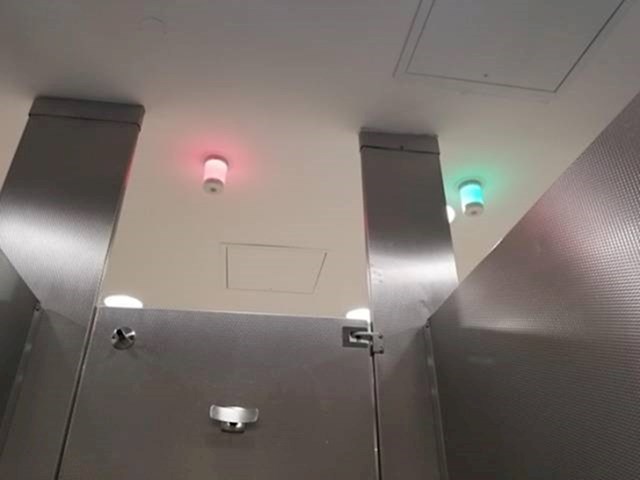 U ovom javnom WC-u možeš pomoću crvenog i zelenog svjetla vidjeti koja je kabina slobodna, a koja zauzeta.