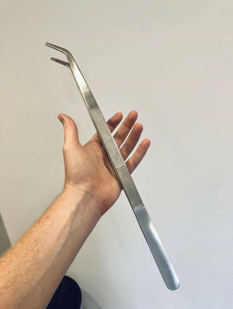 Naručio je veliku pincetu