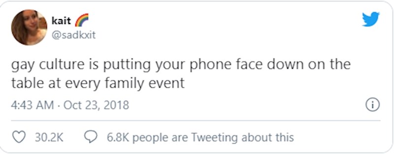 Gay stvar je uvijek odložiti mobitel licem prema dolje kad si kod obitelji