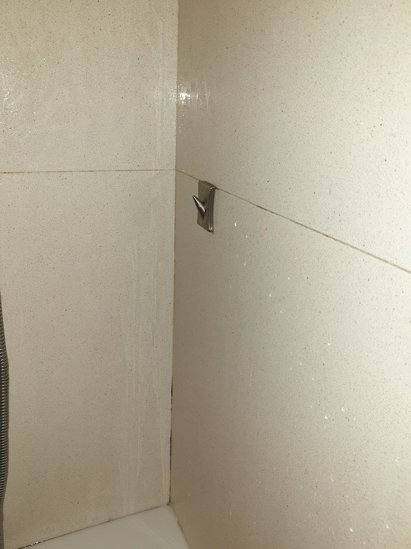 Šiljak u tušu koji samo čeka da netko padne na njega