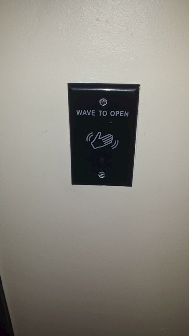 Vrata ovog WC-a se otvaraju pokretom ruke