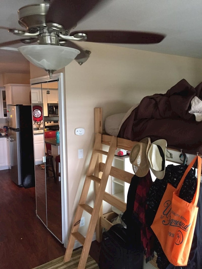 Stropni ventilator može ozlijediti onoga tko se penje na krevet ili sjedi na krevetu jer propela prelazi preko kreveta