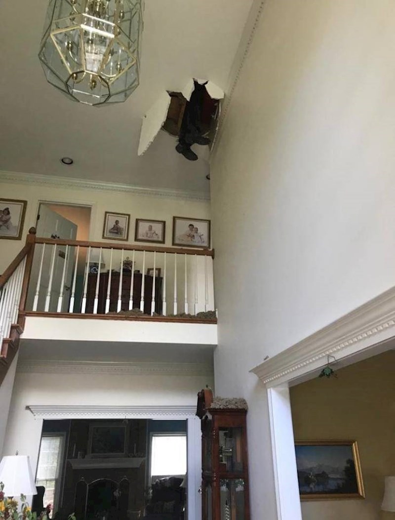 Propao je kroz strop