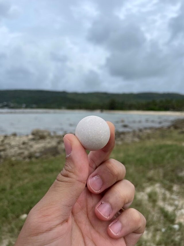 Savršeno okrugli kamen pronađen na plaži