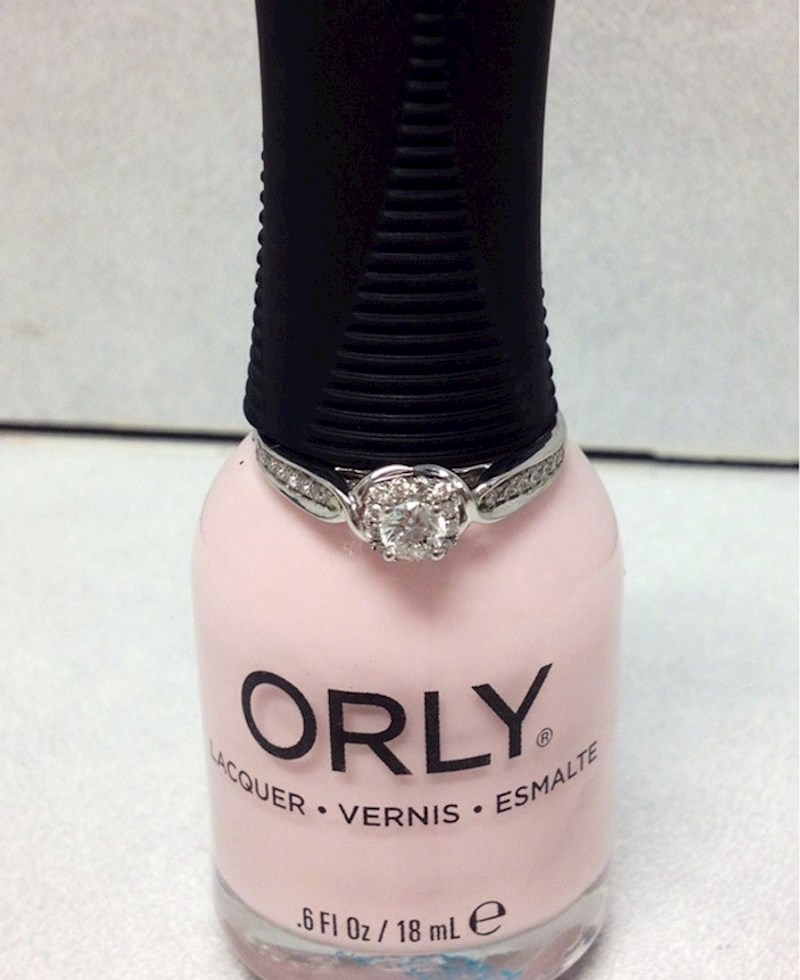 Dečko me zaprosio i prsten stavio na omiljenu šminku