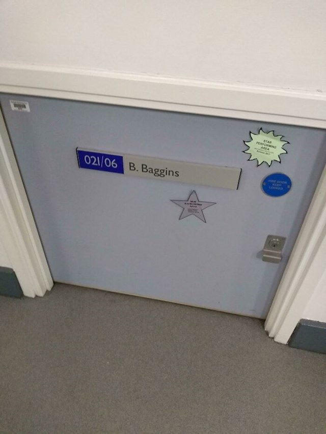Mini vrata na jednom sveučilištu koja pripadaju Bilbu Bagginsu
