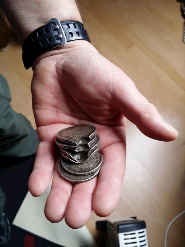 Moj pradjed je primio metak u prsa u ratu, spasili su ga ovi novčići koje je imao u džepu