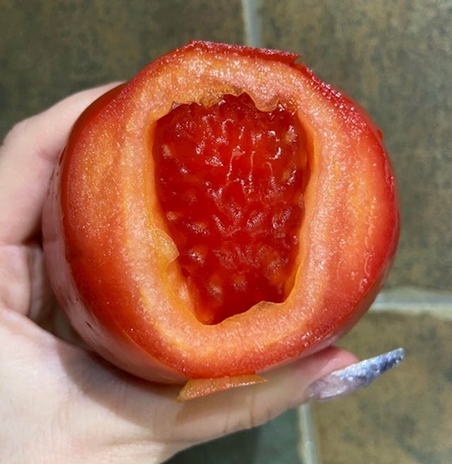 Unutrašnjost rajčice izgleda kao da se jagoda skrila.
