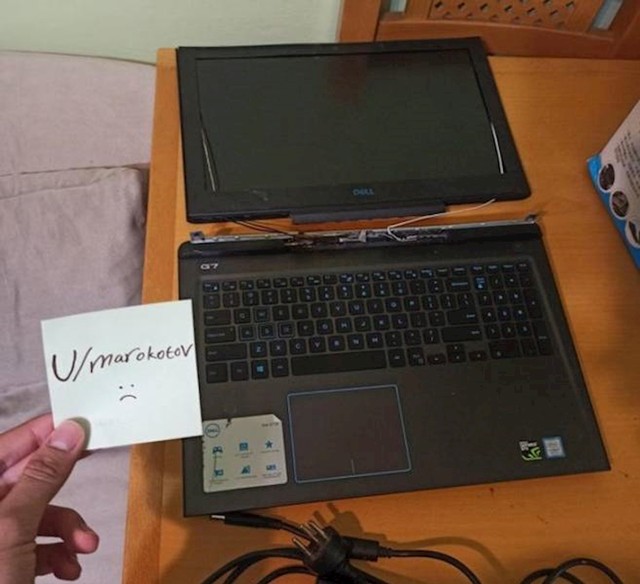 Dvije godine sam štedio za gejmerski laptop. Prvu večer kod mene: