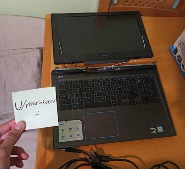 Dvije godine sam štedio za gejmerski laptop. Prvu večer kod mene: