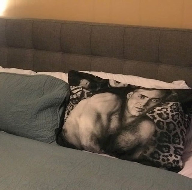 Rekao je da mu je svejedno kakva nam je posteljina i da ga ne gnjavim s tim pa onda može i ovako