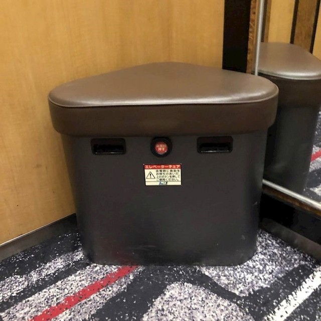 Ovo ćete često zateći u dizalima u Japanu. Nije kanta za smeće već WC u slučaju nužde