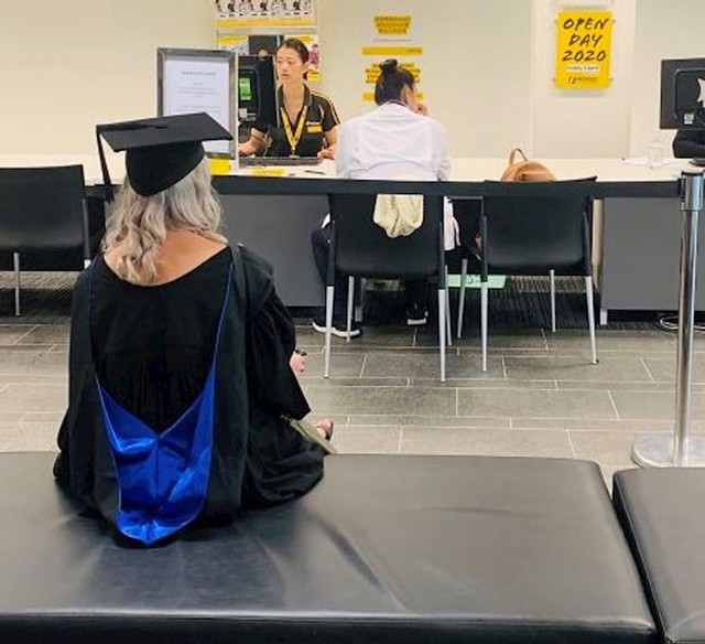 Mojoj curi je otkazana promocija kojoj se tako veselila pa treba pokupiti diplomu u referadi