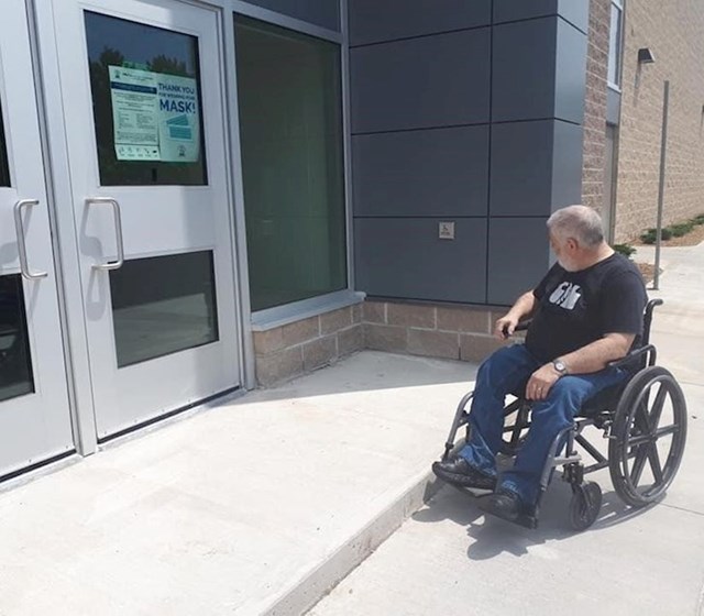 Ova vrata se mogu otvoriti i na dugme kako bi i osobe s invaliditetom mogle ući, međutim osobe u kolicima nemaju pristup dugmetu