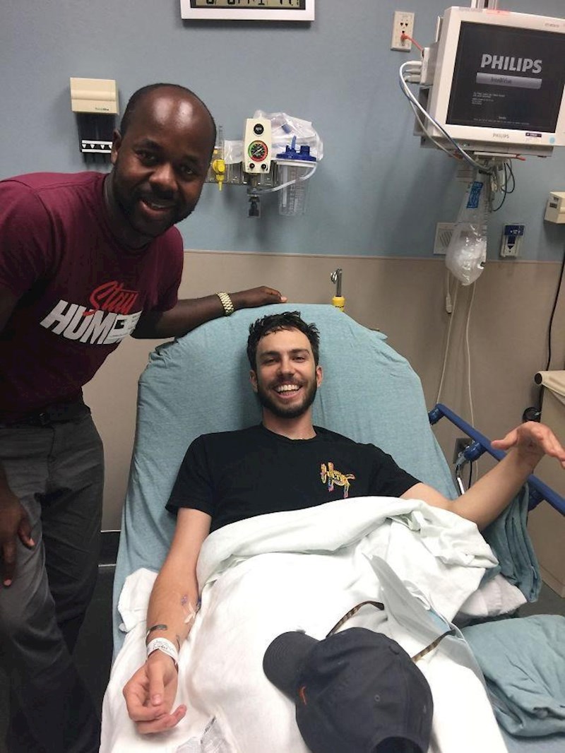 Ovaj čovjek lijevo je vozač Ubera koji je ušao s ovim mladićem jer nije imao nikog drugog da mu pravi društvo dok je u bolnici