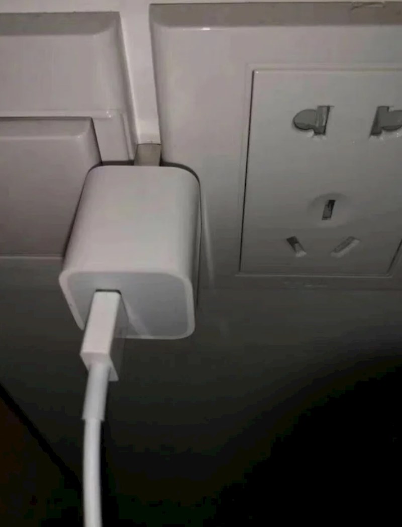 Bio sam toliko umoran da sam ovako stavio puniti mobitel sinoć