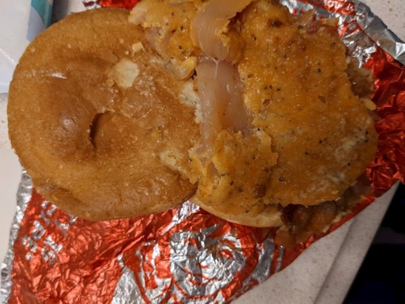 Zagrizao je sendvič i shvatio da je piletina skroz sirova